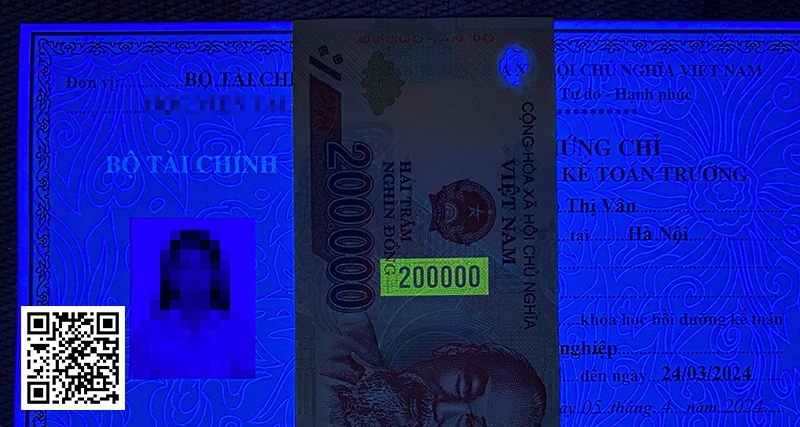 Soi chứng chỉ dưới tia UV để xác định thật hay giả