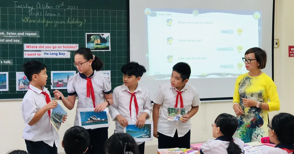 Học ngôn ngữ Anh có làm giáo viên được không? Cần điều kiện gì?