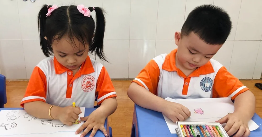 Nội dung gồm vẽ, nặn, xé dán, lắp ghép