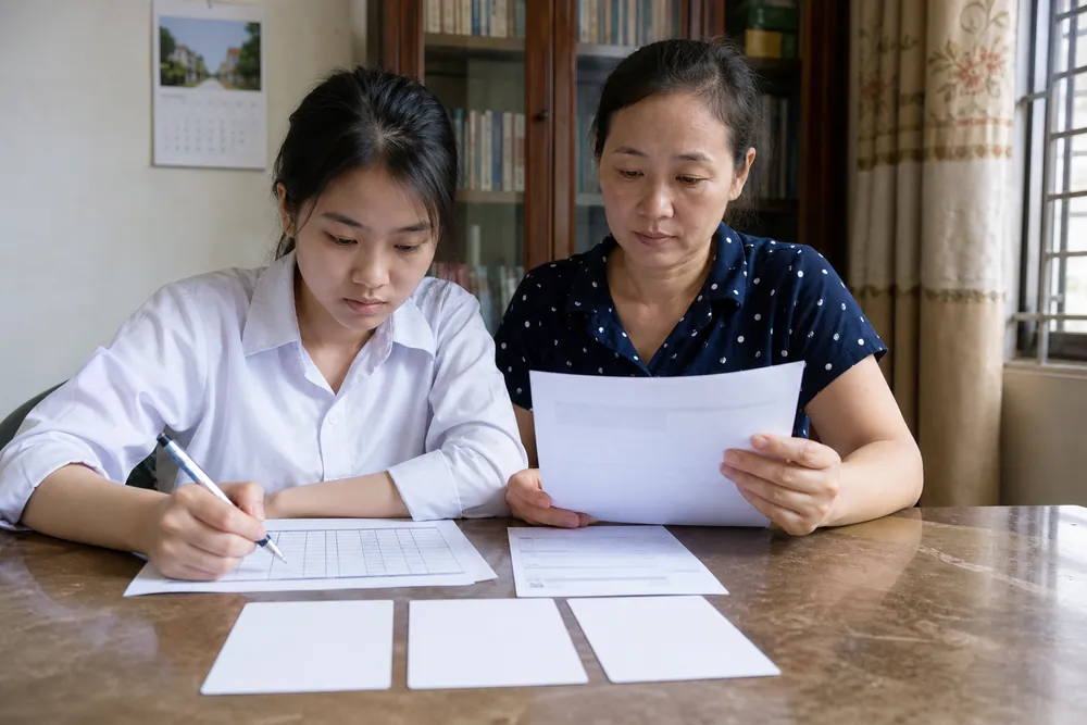 Học sinh Việt Nam và phụ huynh sắp xếp lại các lựa chọn đại học sau khi nhận kết quả